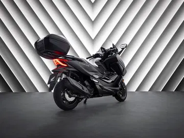 Vista trasera lateral del Honda Forza 125 con diseño actualizado para el año 2025.