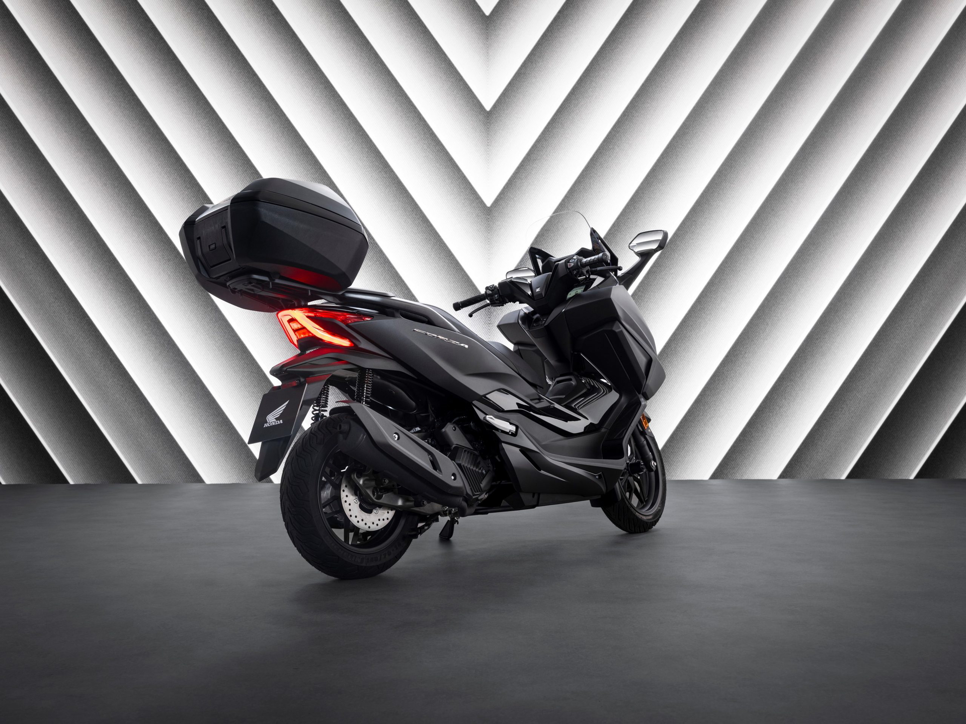 Vista trasera lateral del Honda Forza 125 con diseño actualizado para el año 2025.