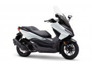 Honda Forza 125 muestra su línea lateral elegante y diseño moderno.