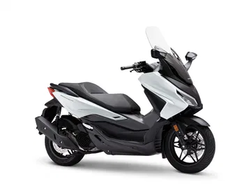 Honda Forza 125 muestra su línea lateral elegante y diseño moderno.
