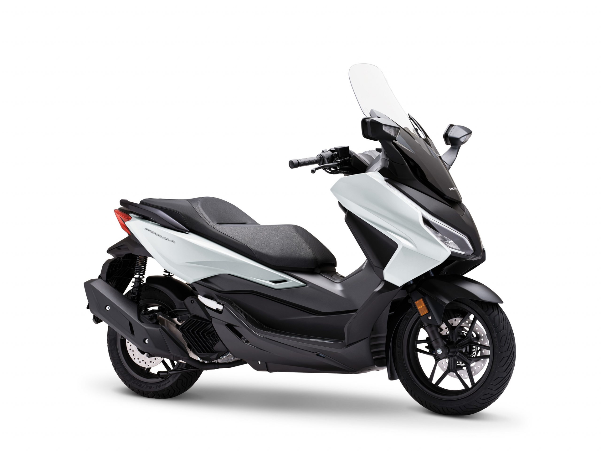 Honda Forza 125 muestra su línea lateral elegante y diseño moderno.