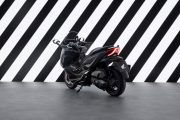 Vista lateral del Honda Forza 125, destacando su diseño aerodinámico y moderno.