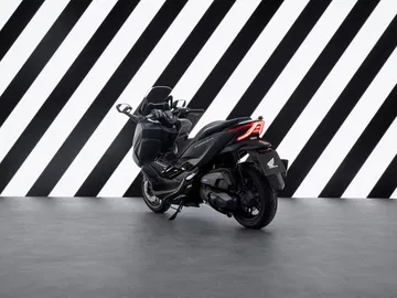 Vista lateral del Honda Forza 125, destacando su diseño aerodinámico y moderno.