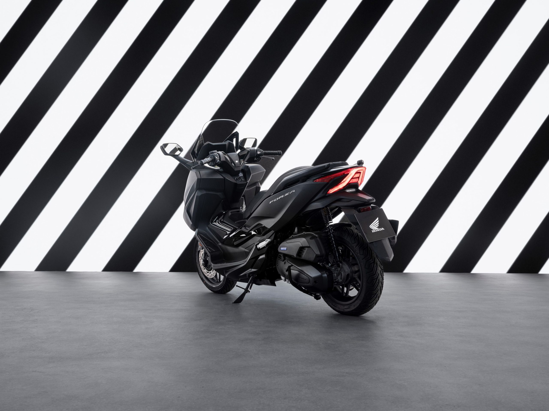 Vista lateral del Honda Forza 125, destacando su diseño aerodinámico y moderno.