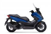 Vista lateral del Honda Forza 125, mostrando su diseño aerodinámico y acabados premium.