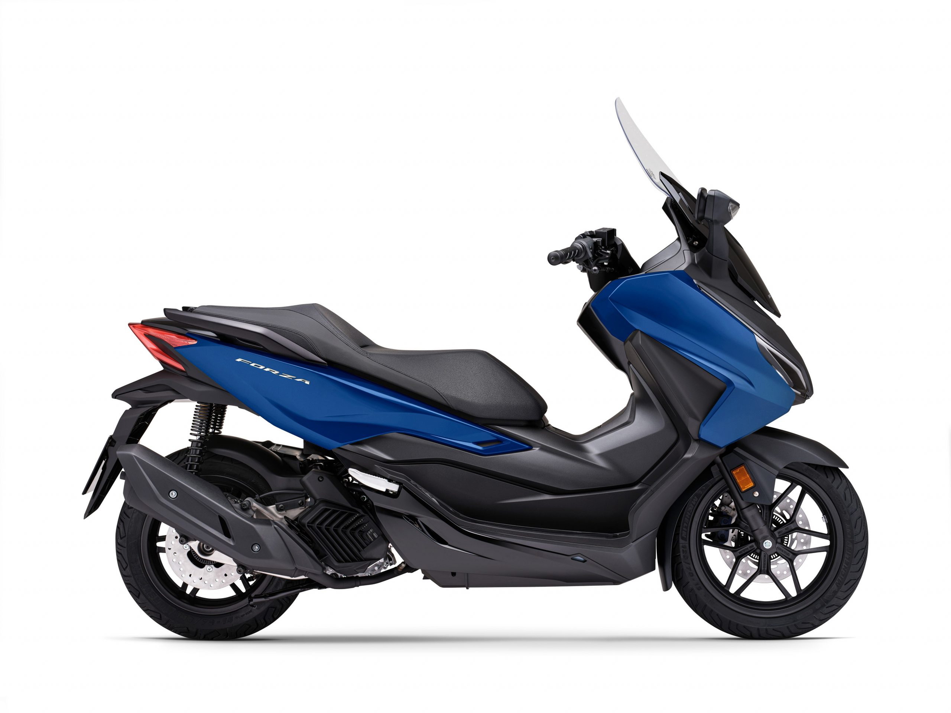 Vista lateral del Honda Forza 125, mostrando su diseño aerodinámico y acabados premium.