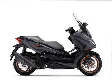 Vista lateral del Honda Forza 125 mostrando su estilizada línea y acabados.