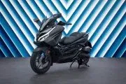 Honda Forza 125 actualizado con diseño elegante y tecnología de vanguardia.