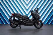 Vista lateral del Honda Forza 125, destacando su diseño elegante y aerodinámico.