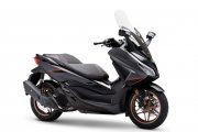 Scooter Honda Forza 125 renovado con diseño elegante y acabados premium.
