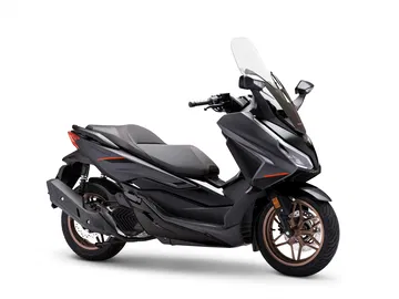 Scooter Honda Forza 125 renovado con diseño elegante y acabados premium.