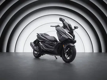 El Honda Forza 125 se renueva con estilo y tecnología para liderar en 2025.