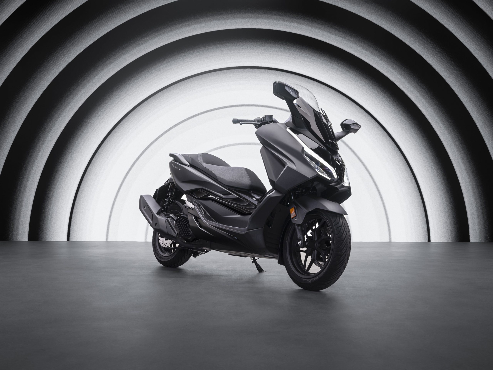 El Honda Forza 125 se renueva con estilo y tecnología para liderar en 2025.