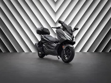 Vista lateral del Honda Forza 125, refinamiento y diseño actualizado para 2025.