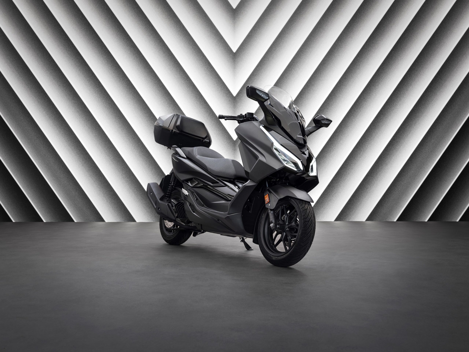 Vista lateral del Honda Forza 125, refinamiento y diseño actualizado para 2025.