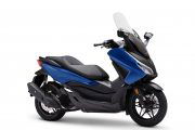Vista lateral del Honda Forza 125 que resalta su diseño elegante y deportivo.