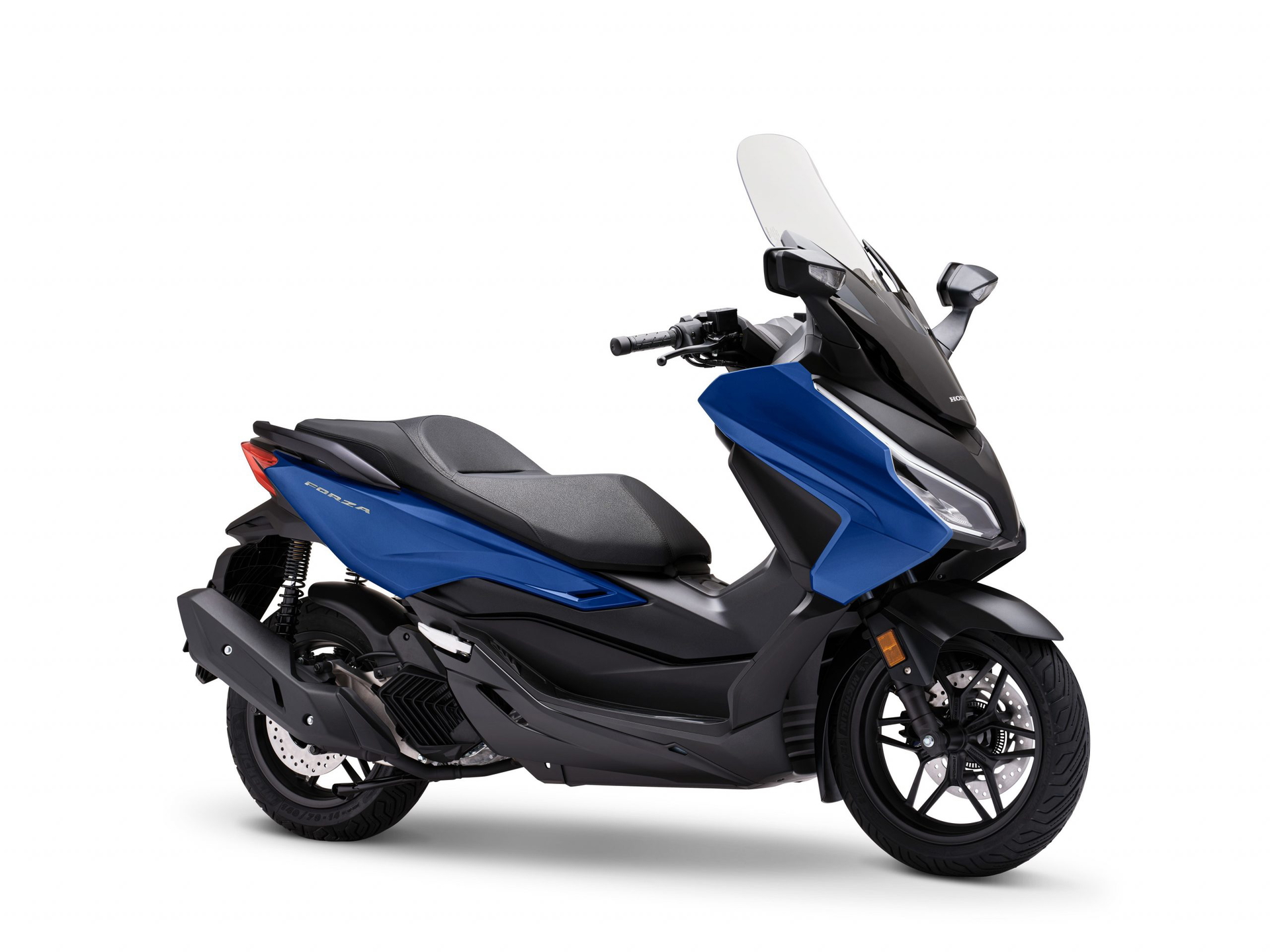 Vista lateral del Honda Forza 125 que resalta su diseño elegante y deportivo.