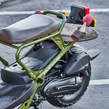 Vista lateral y trasera del Honda Ruckus 2025, enfatizando su diseño audaz y minimalista.