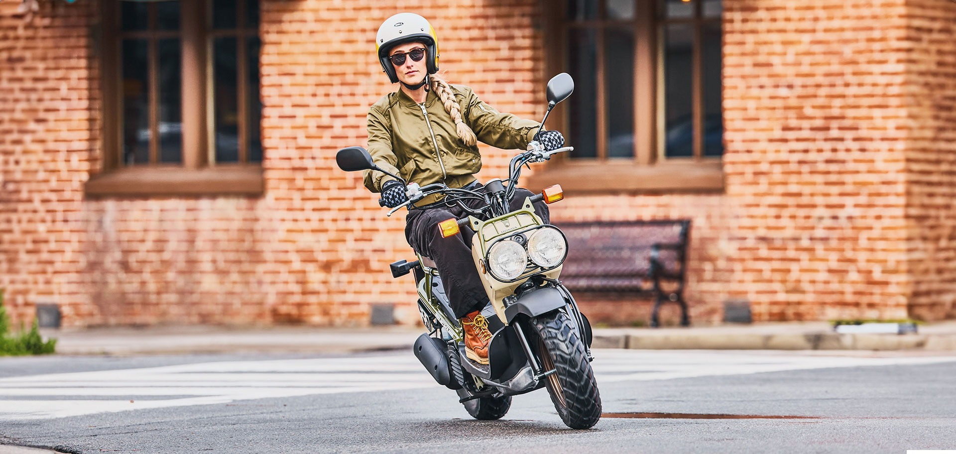 Honda Ruckus 2025 captada en movimiento, mostrando su perfil audaz.