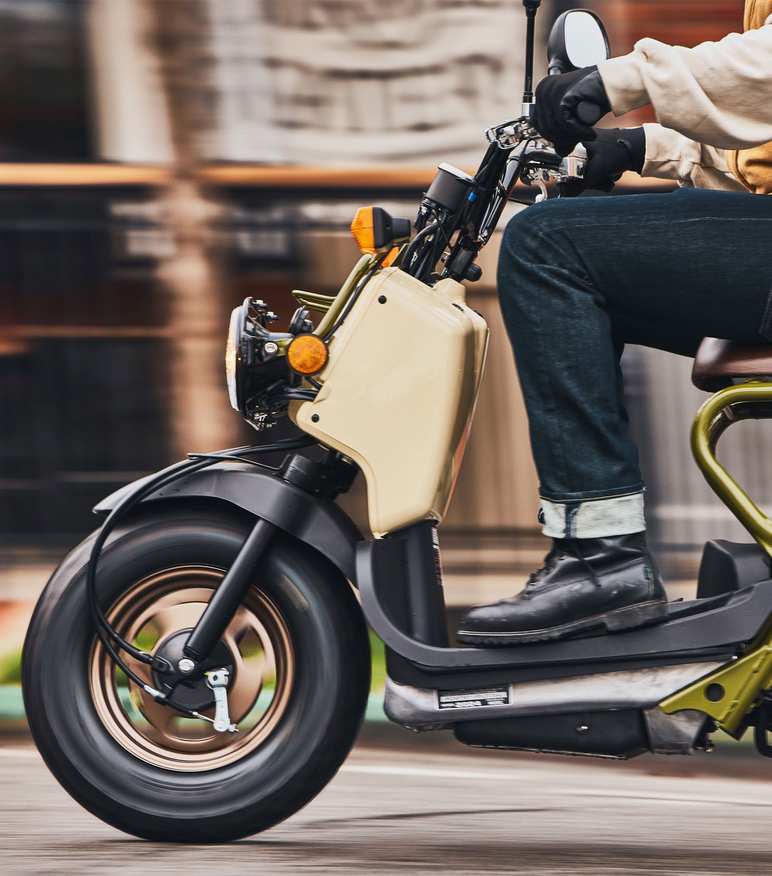 La scooter Honda Rukus muestra su diseño atrevido, con chasis expuesto y doble faro.