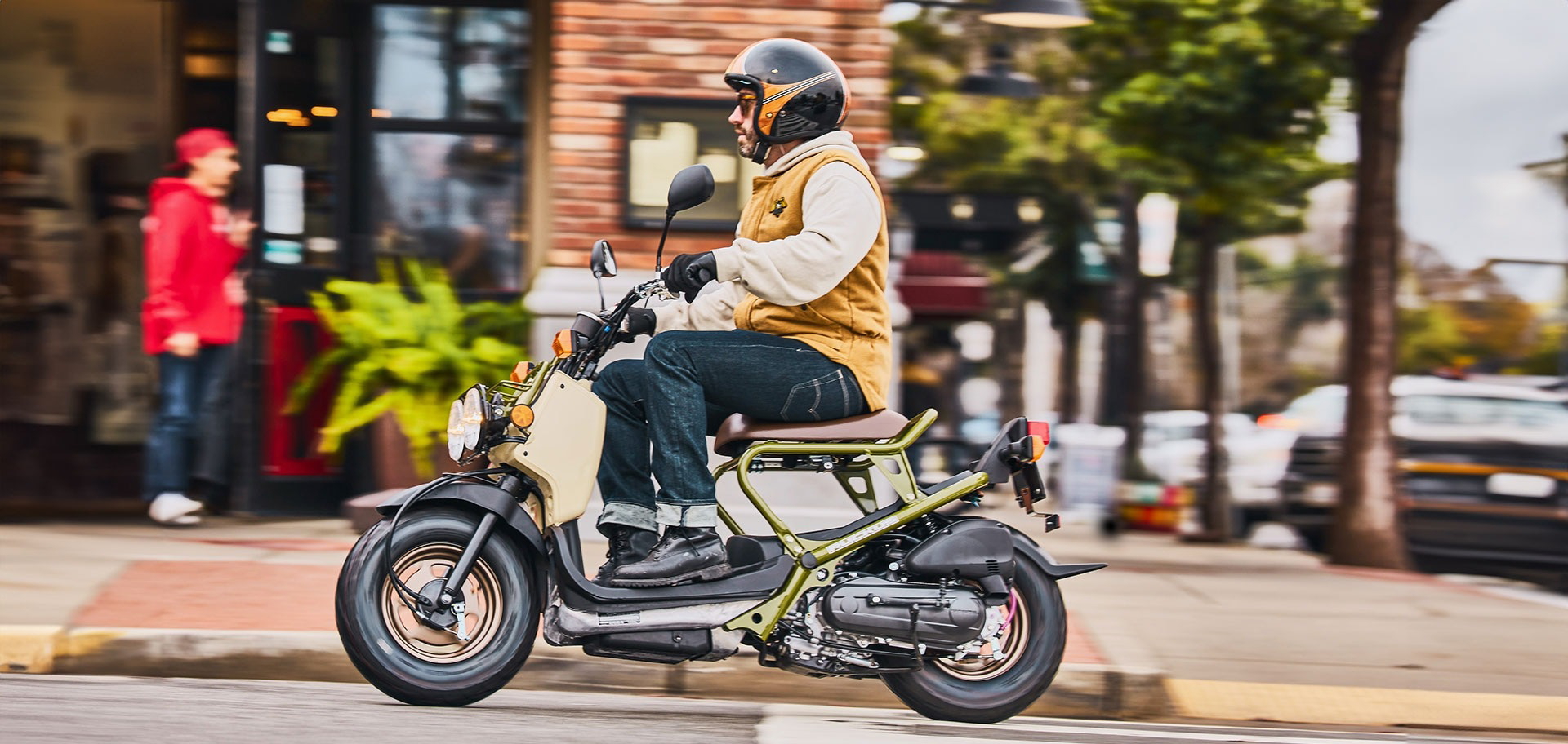 Honda Ruckus 2025 captada en entorno urbano, enfatizando su diseño vanguardista.