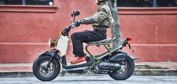 Vista lateral en acción de la Honda Ruckus 2025, destacando su diseño urbano.