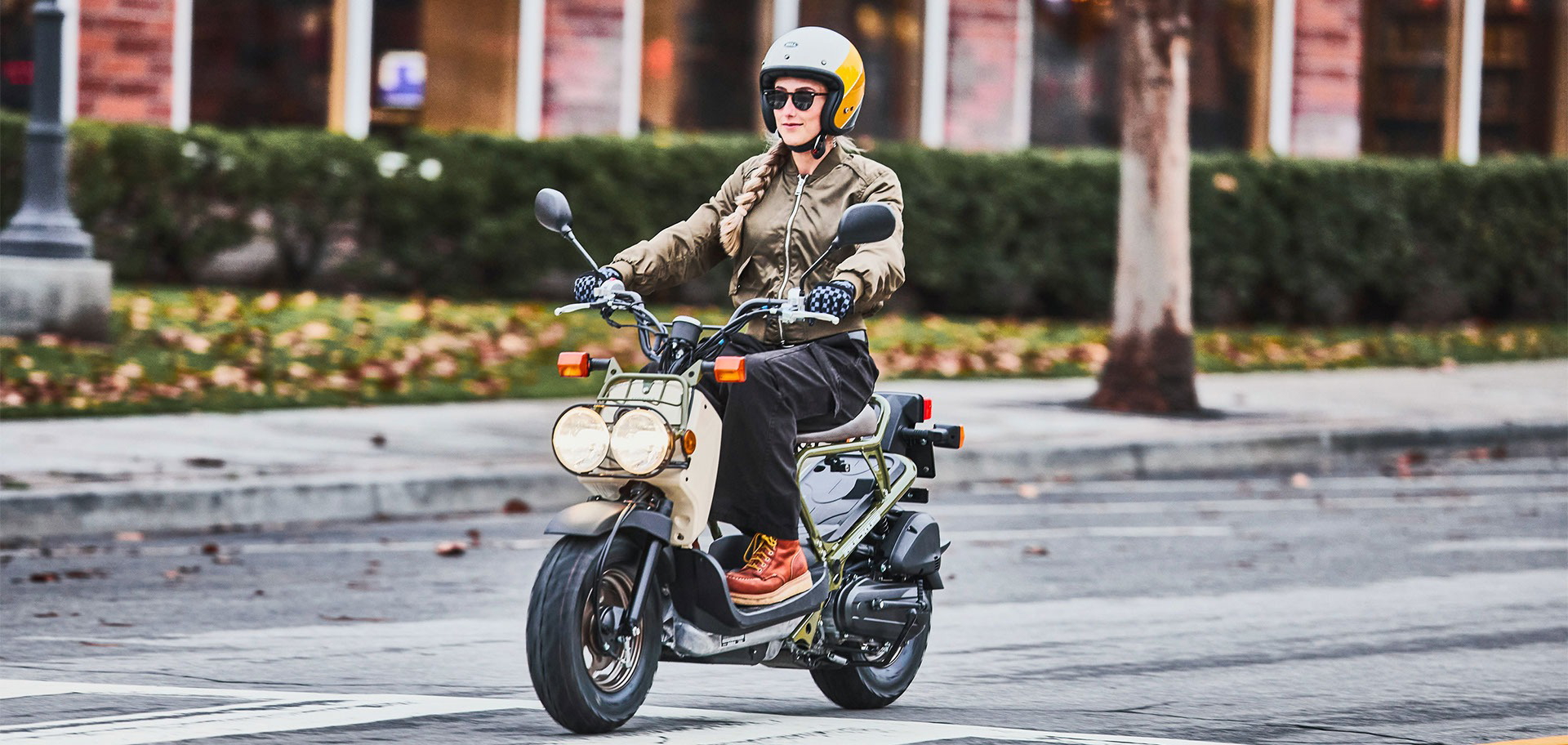 Vista dinámica lateral de Honda Ruckus 2025 en movimiento.