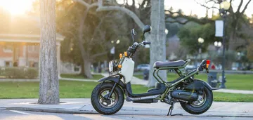 Vista lateral del Honda Ruckus 2025 mostrando su diseño urbano y robusto.
