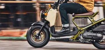 Vista lateral del Honda Ruckus 2025 destacando su diseño minimalista y urbano