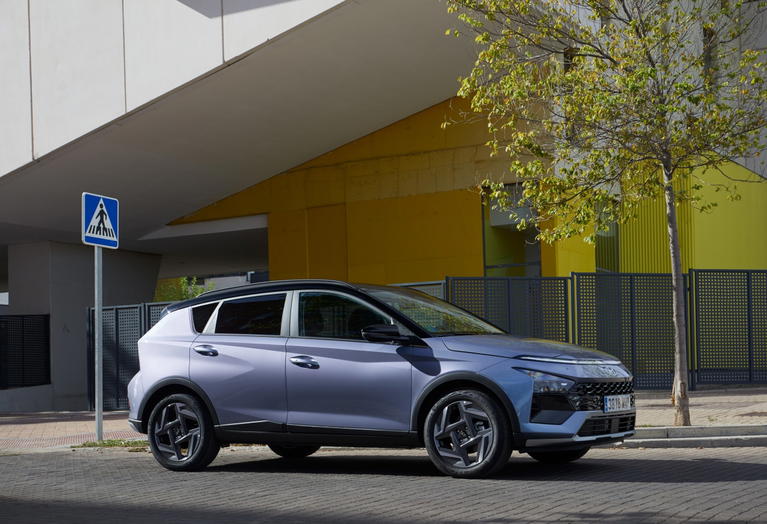Vista lateral del Hyundai Bayon 2024 destacando su l&iacute;neas din&aacute;micas y compactas