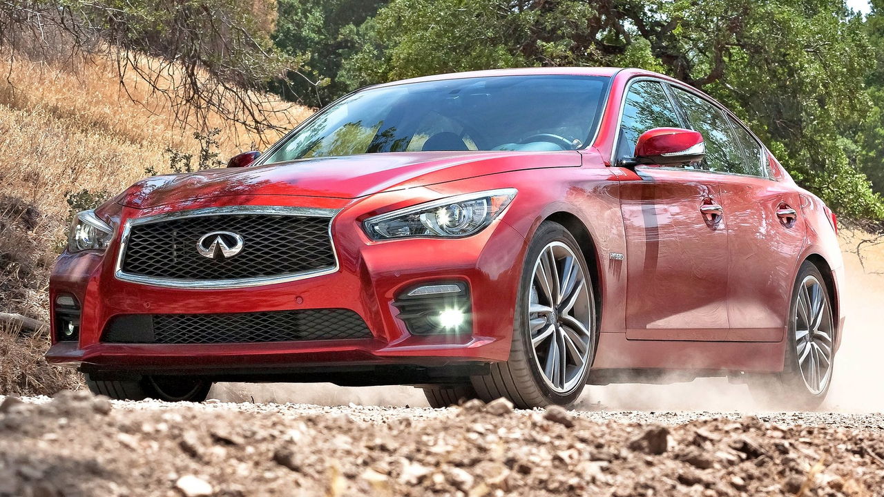 Berlina japonesa Infiniti Q50S Hybrid exhibiendo su estilizada silueta y frontal agresivo.