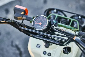 Vista cercana del cuadro de instrumentos de la Honda Ruckus 2025, enfocando en detalles y acabados.