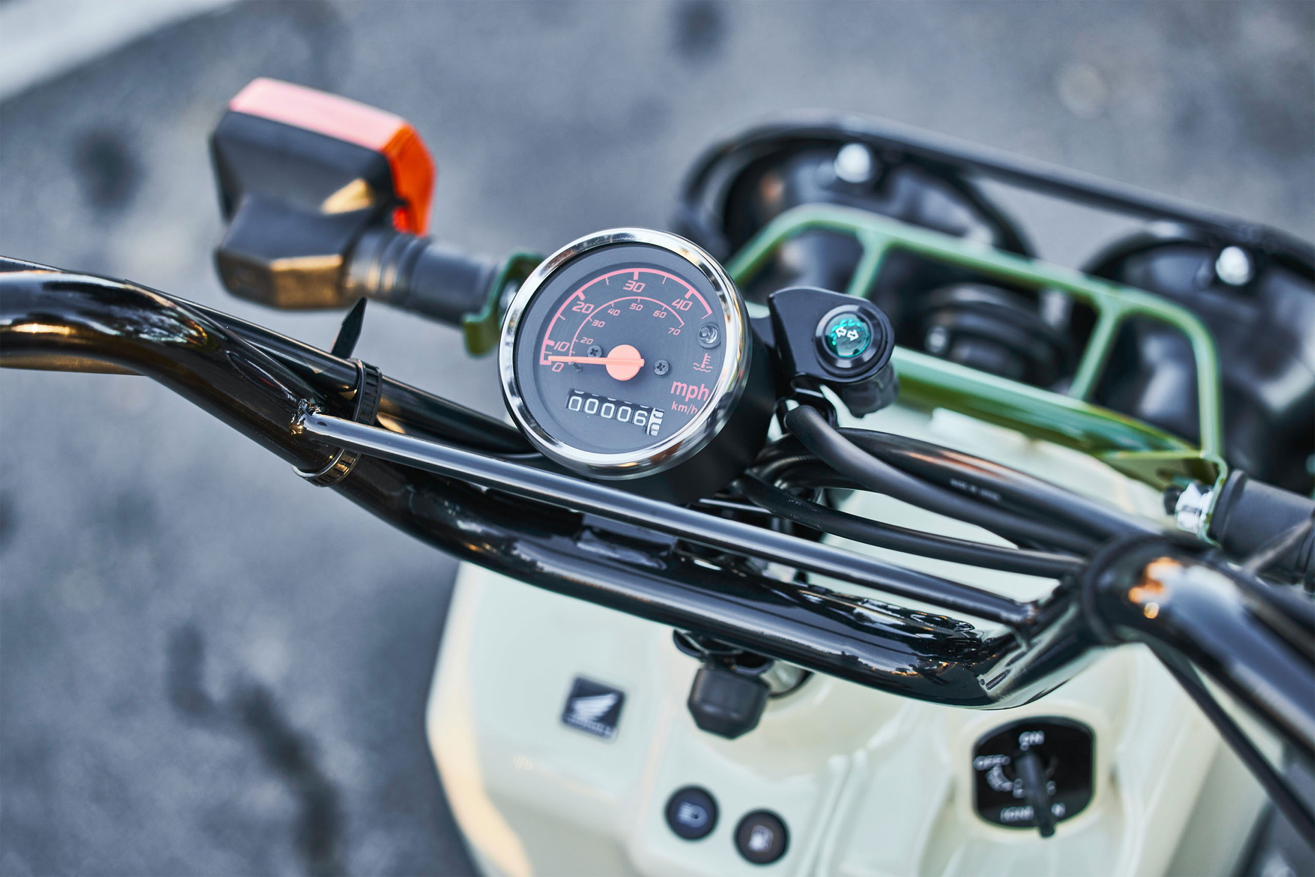 Vista cercana del cuadro de instrumentos de la Honda Ruckus 2025, enfocando en detalles y acabados.
