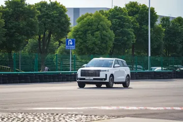 Vista lateral del Jaecoo 5 en pruebas, revelando su perfil SUV compacto.