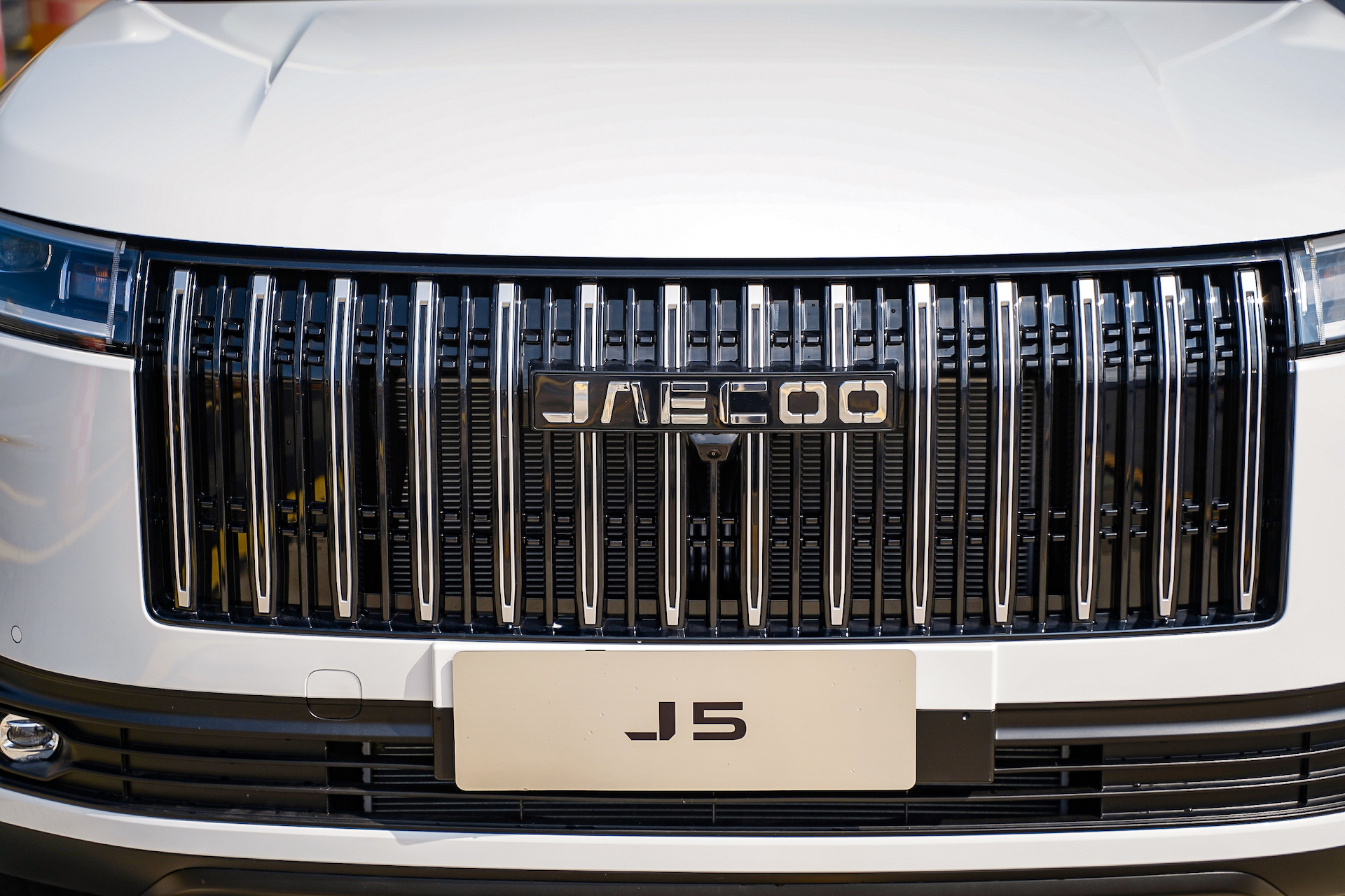 Vista frontal Jaecoo 5 destacando parrilla y distintivo