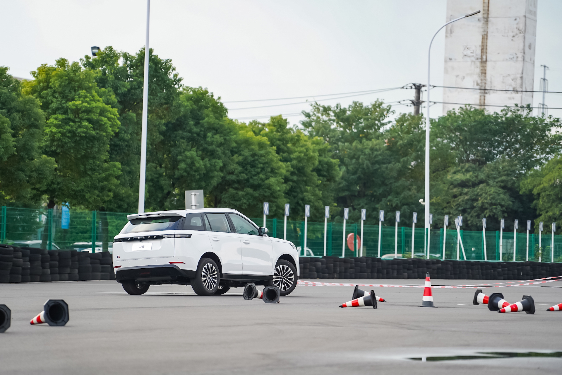 Vista lateral del Jaecoo 5, perfilando sus líneas como SUV compacto.