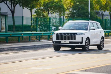 Vista angular del Jaecoo 5, enfoque en diseño frontal y lateral.