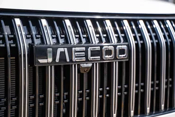 Vista cercana del emblema frontal del Jaecoo 5, prometiendo accesibilidad.