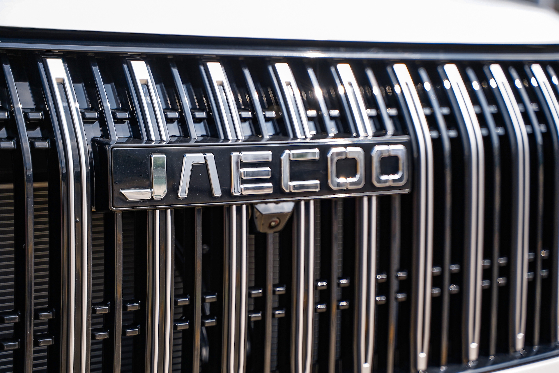 Vista cercana del emblema frontal del Jaecoo 5, prometiendo accesibilidad.