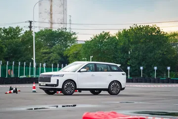 Vista lateral del Jaecoo 5, un SUV compacto que promete eficiencia y economía