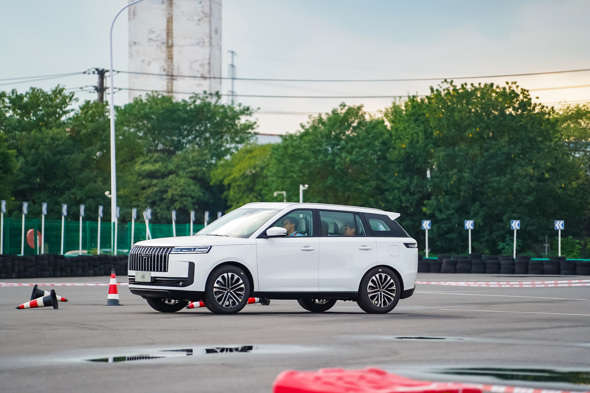 Vista lateral del Jaecoo 5, un SUV compacto que promete eficiencia y economía
