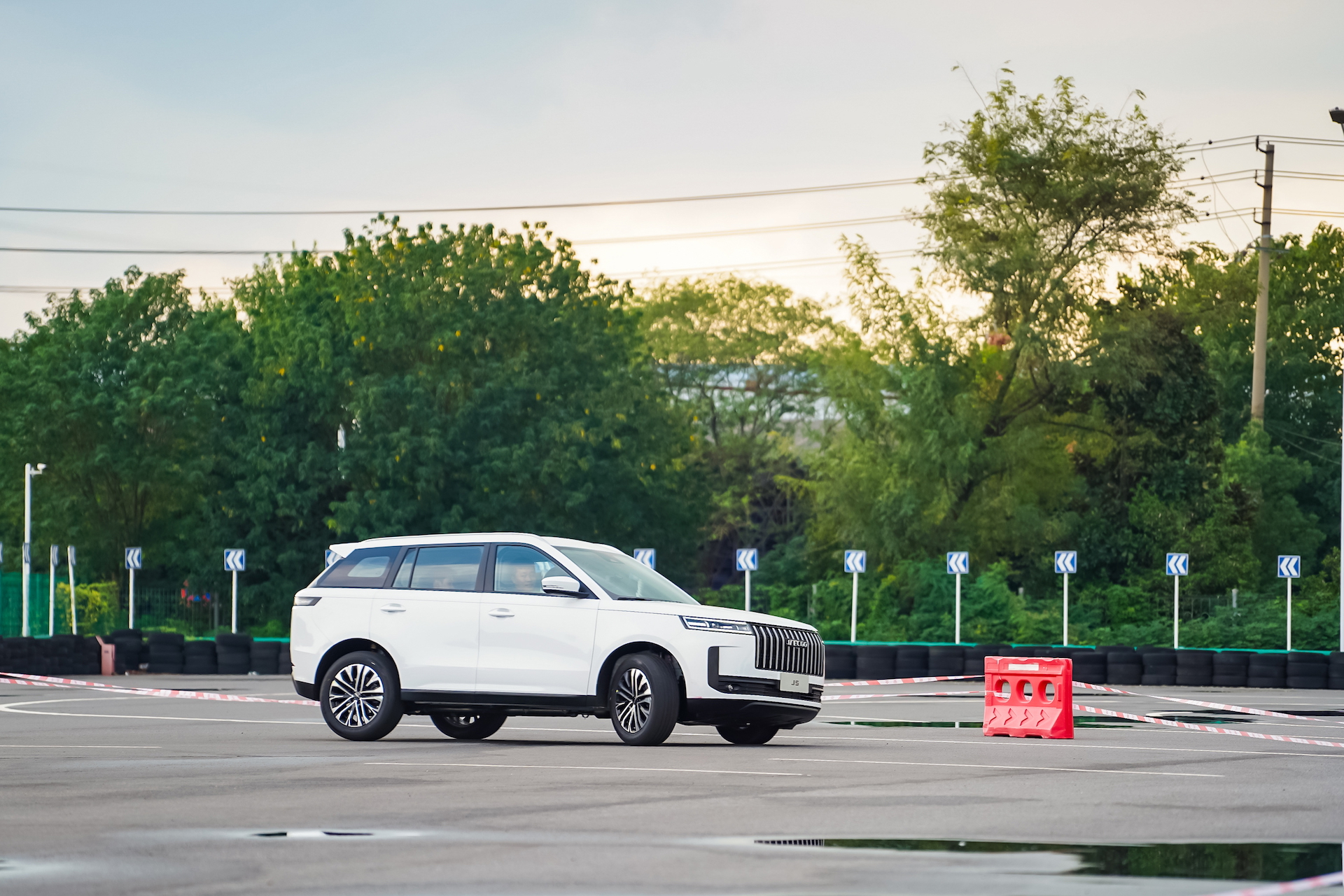 Vista lateral del Jaecoo 5, SUV con diseño moderno