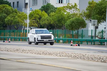 Vista dinámica del Jaecoo 5, mostrando su frente y perfil similar al SEAT Ateca.