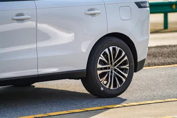 Vista lateral centrada en la rueda y diseño de llanta del Jaecoo 5.