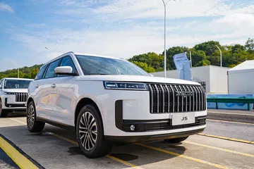 Vista frontal y lateral del Jaecoo 5, SUV económico que combina diseño y eficiencia.