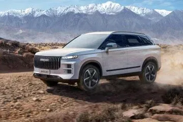 SUV Jaecoo 7 en acción, destacando su diseño lateral robusto y moderno. SUV Jaecoo 7 en acción, destacando su diseño lateral robusto y moderno.