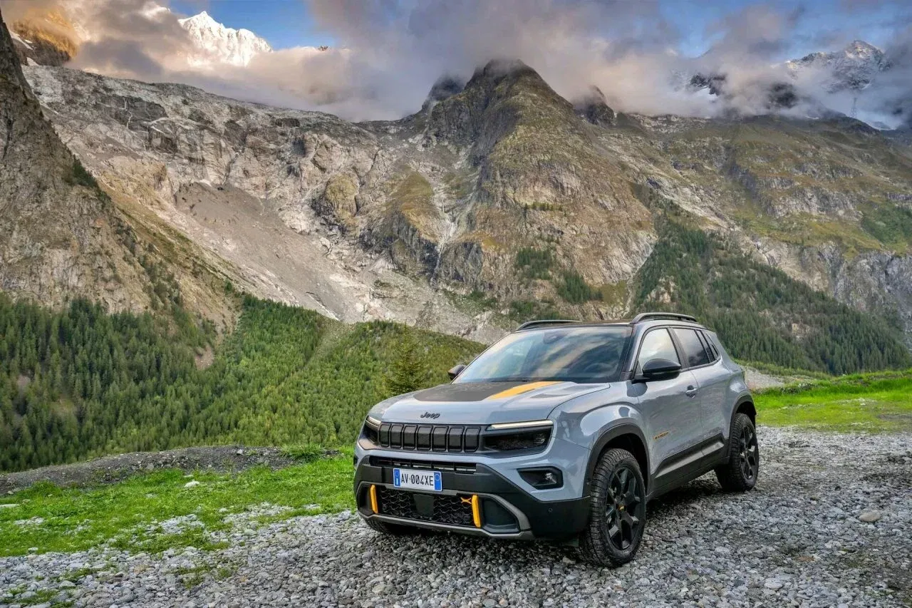 Versión aventurera del Jeep Avenger 4xe en entorno montañoso. Versión aventurera del Jeep Avenger 4xe en entorno montañoso.