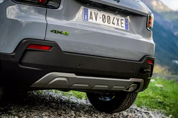 Vista trasera lateral del Jeep Avenger destacando su diseño robusto y capacidad off-road.