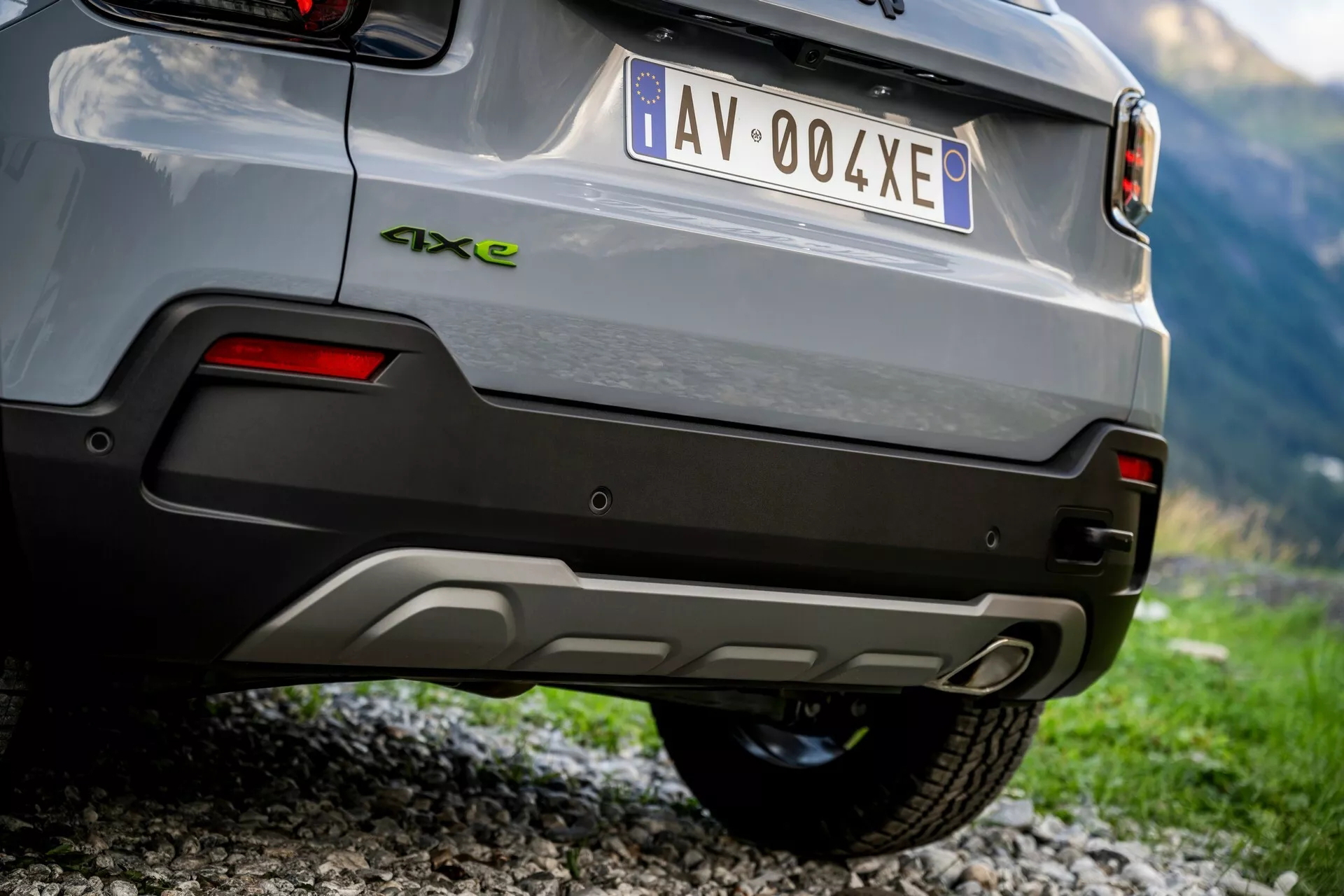 Vista trasera lateral del Jeep Avenger destacando su diseño robusto y capacidad off-road.