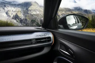 Vista del interior que muestra la calidad de acabados y detalles del Jeep Avenger.